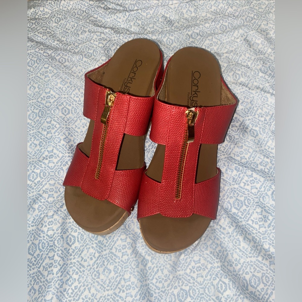 Corkys Taboos salmon wedge Sandals with Gold Accent size 9